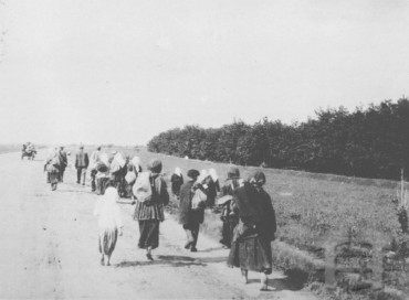 Голодні селяни залишають село і йдуть до міста шукати хліб